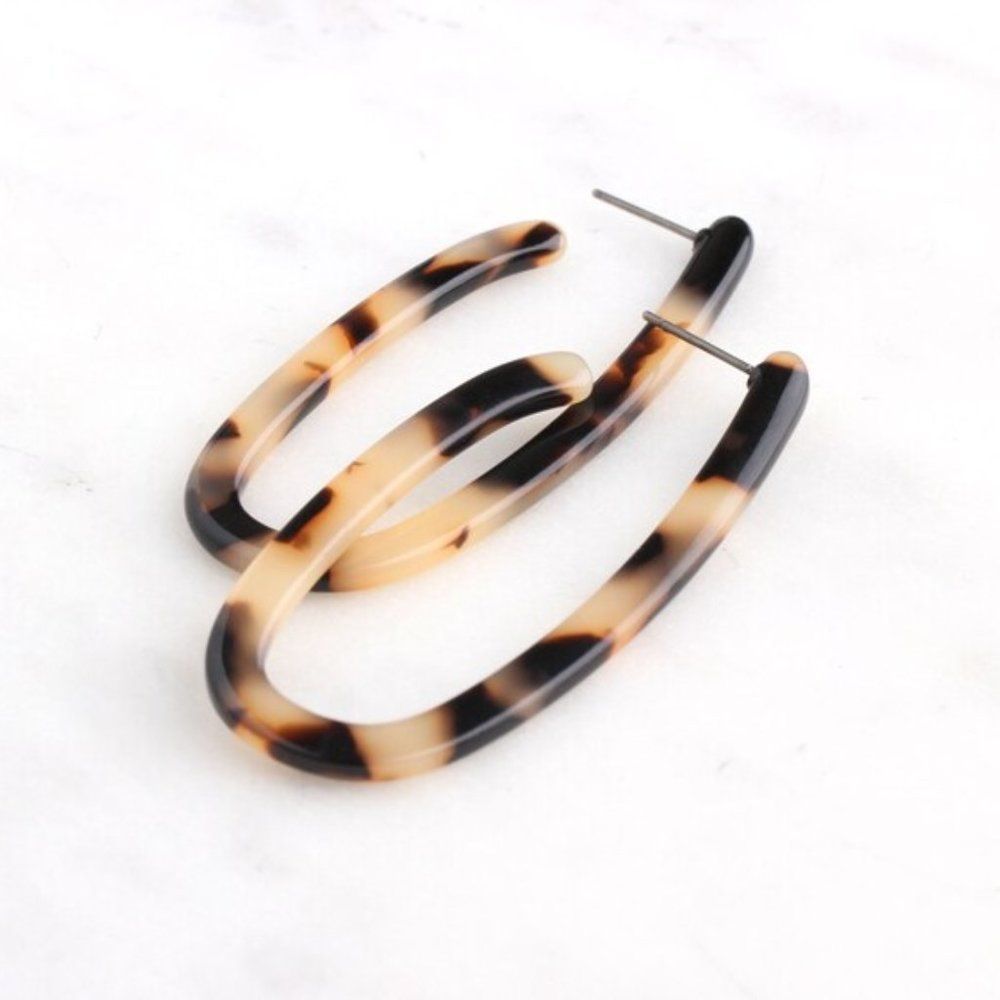 Blonde Tortoiseshell Open Oval Resin Hoop Earrings - Picture 4 of 4